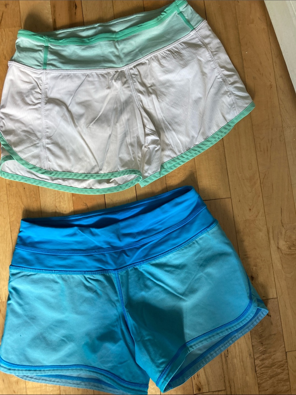 Lot of 4 pairs Lululemon speed up shorts size 2 - Picture 3 of 3